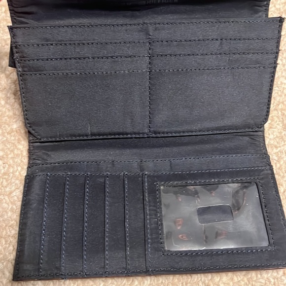 Tommy Hilfiger wallet. - Picture 2 of 4